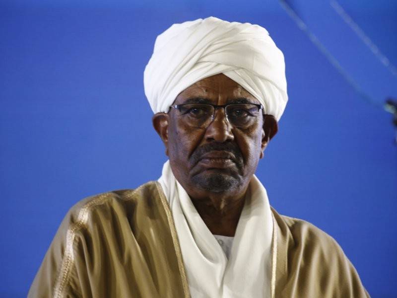 Rakyat Sudan mendesak peletakan jawatan Presiden Omar al-Bashir susulan krisis ekonomi. - Foto AFP