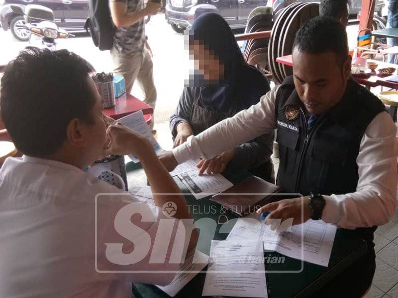 Penguasa kesihatan menyerahkan Notis Peringatan kepada pemilik premis makanan yang gagal mempamerkan tanda larangan merokok di kawasan perniagaan.