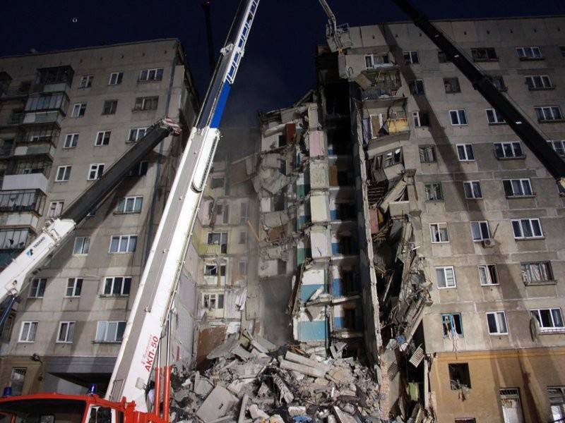  Runtuhan apartmen di bangunan 10 tingkat di bandar Magnitogorsk meragut 37 nyawa setakat ini. - Foto AFP