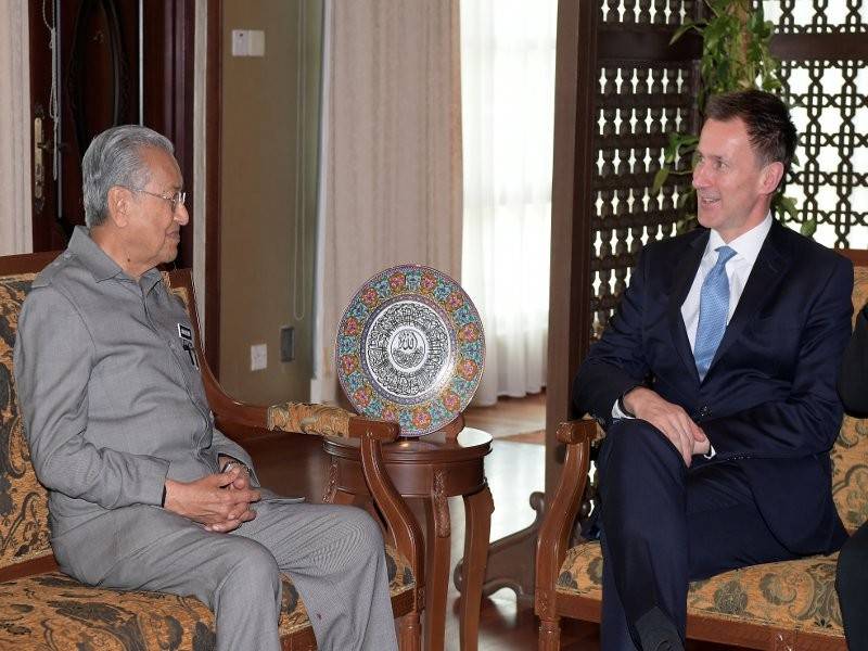 Perdana Menteri Tun Dr Mahathir Mohamad menerima Kunjungan Hormat daripada Setiausaha Negara bagi Hal Ehwal Luar Negeri dan Komanwel United Kingdom (UK) Jeremy Hunt di Yayasan Kepimpinan Perdana hari ini. - Foto Bernama