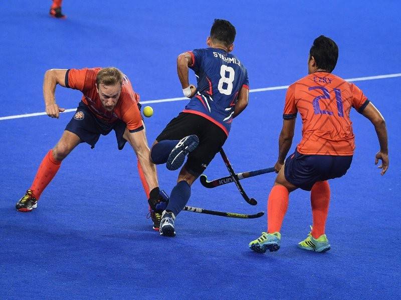 Pemain UniKL Timothy Deavin (kiri) mengasak pemain TNB Thunderbolts Muhammad Nursyahmi Zulkifli (tengah) dalam perlawanan kalah mati Piala Tan Sri P. Alagendra 2019 di Stadium Hoki Nasional Bukit Jalil hari ini. - Foto Bernama