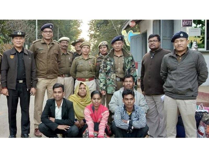 Keluarga Rohingya terbabit mengambil gambar bersama pasukan keselamatan India dan Myanmar.