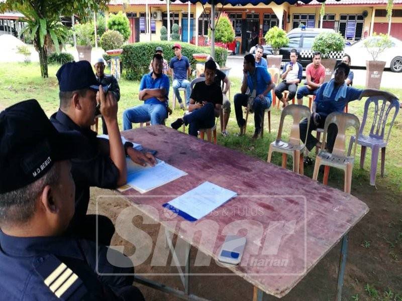 Sebanyak sembilan ekor haiwan berkeliaran yang dilelong berjaya dibida dalam tempoh kira-kira 30 minit yang berlangsung di Depo Majlis Daerah Besut (MDB) Gong Medang, di sini.