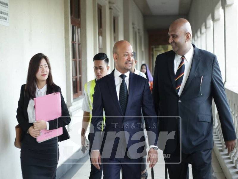 Arul Kanda Kandasamy hadir diiringi peguam ke Mahkamah Sesyen Kuala Lumpur untuk prosiding sebutan semula kes. - Foto Sinar Harian oleh ASRIL ASWANDI SHUKOR