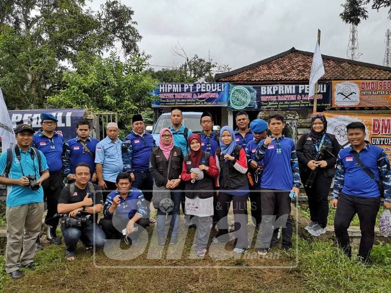 Sebahagian sukarelawan NGO Malaysia dan Indonesia sempat merakam gambar kenangan sebelum memulakan misi penyerahan bantuan di sekitar daerah Labuan, Banten.