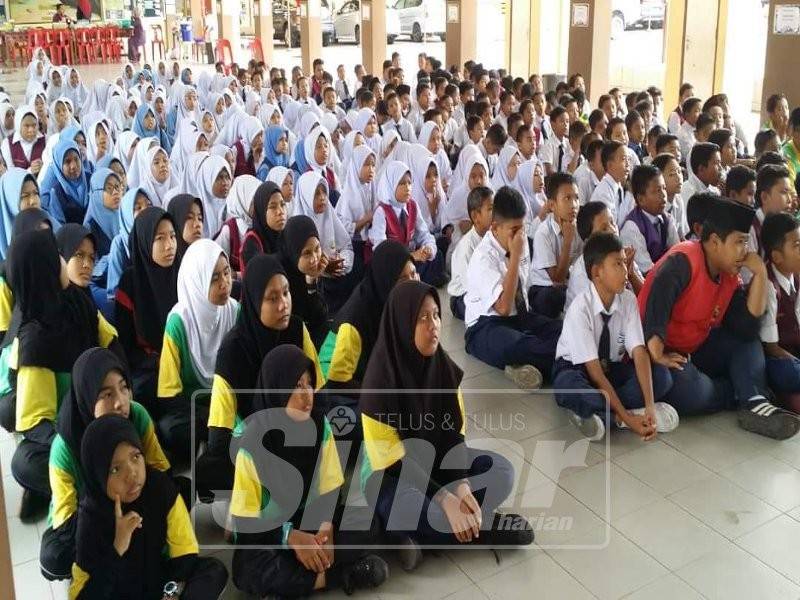 Pelajar Sekolah Kebangsaan Bukit Besar tekun mendengar taklimat AADK.