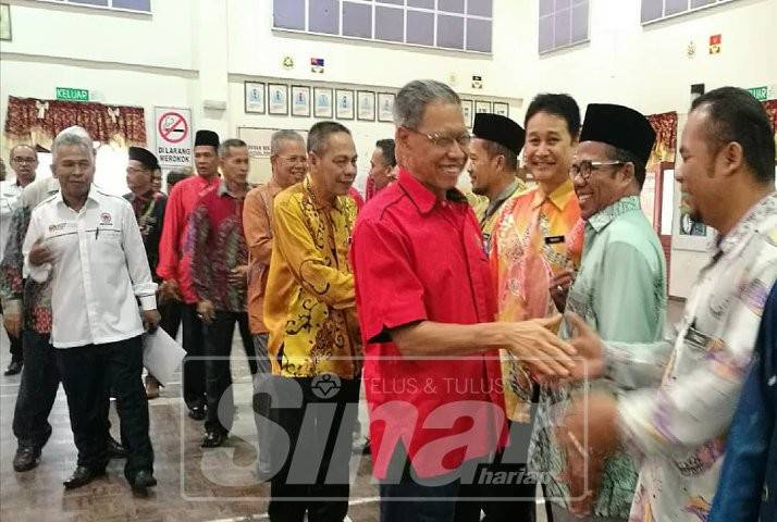 Mustapa bersalaman dengan warga pendidik Parlimen Jeli ketika tiba di Dewan SMK Jeli di sini.