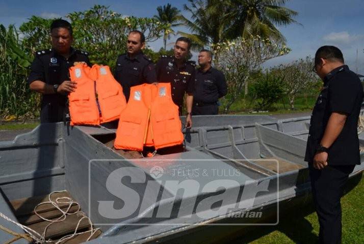 A Asmadi menunjukkan bot laju yang dirampas dipercayai terlibat dengan membawa masuk dan keluar Pati di Pulau Konet, selepas sidang media di Ibu Pejabat Polis Daerah Alor Gajah, di sini, sebentar tadi.