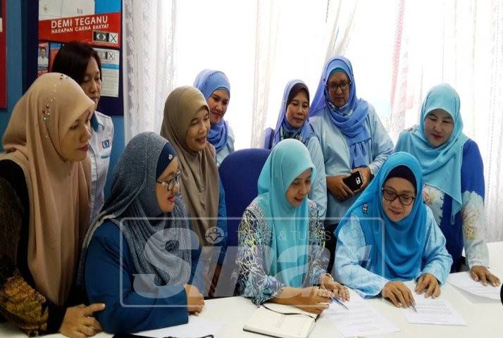 Ketua-ketua wanita cabang PKR Terengganu yang menang dalam pemilihan lalu, menolak pelantikan Sharifah Norhayati.