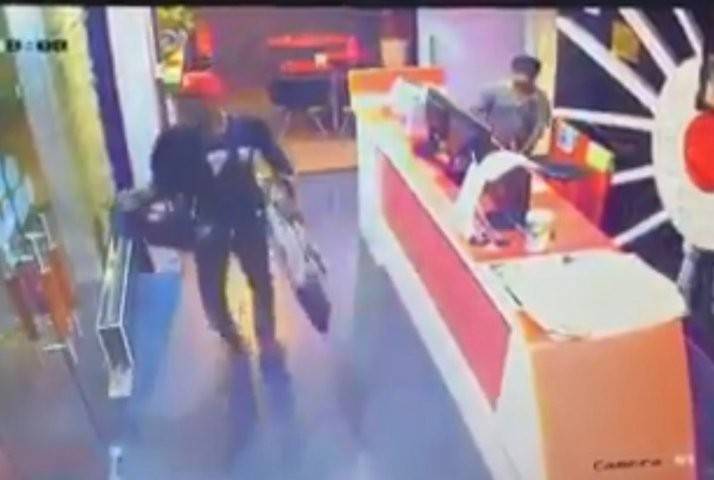 Rakaman CCTV menunjukkan suspek membawa lari barang-barang dari hotel tersebut.