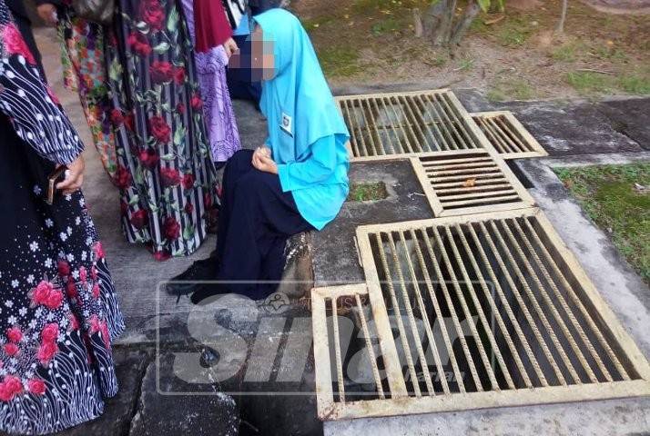 Mangsa terpaksa menahan kesakitan hampir setengah jam selepas kakinya tersepit pada jeriji longkang di sekolah. 