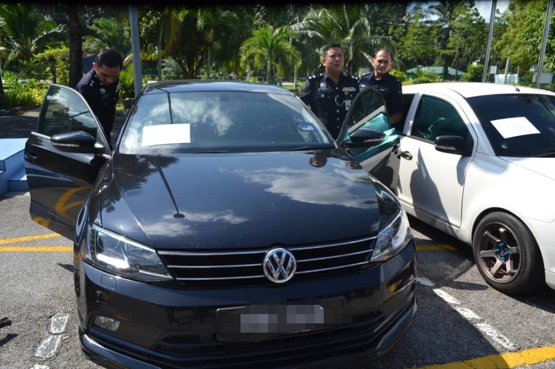 A Asmadi menunjukkan kereta Volkswagen Jetta yang dilarikan penjenayah dalam kes pecah rumah di Simpang Ampat, Isnin lalu.