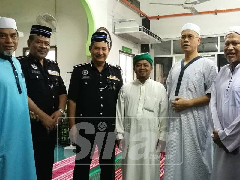 Hasanuddin (tiga, kanan) bersama Abdullah (tiga, kiri) semasa program Mengimarahkan Masjid Mukim Kubang Batang.