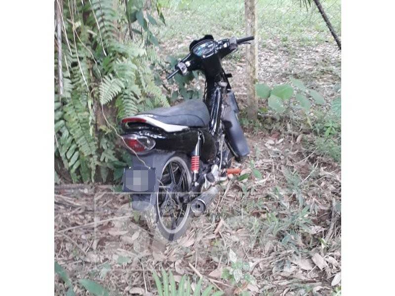 Motosikal yang dicuri pelajar terbabit dan disembunyikan di hutan belakang rumah salah seorang daripada mereka.