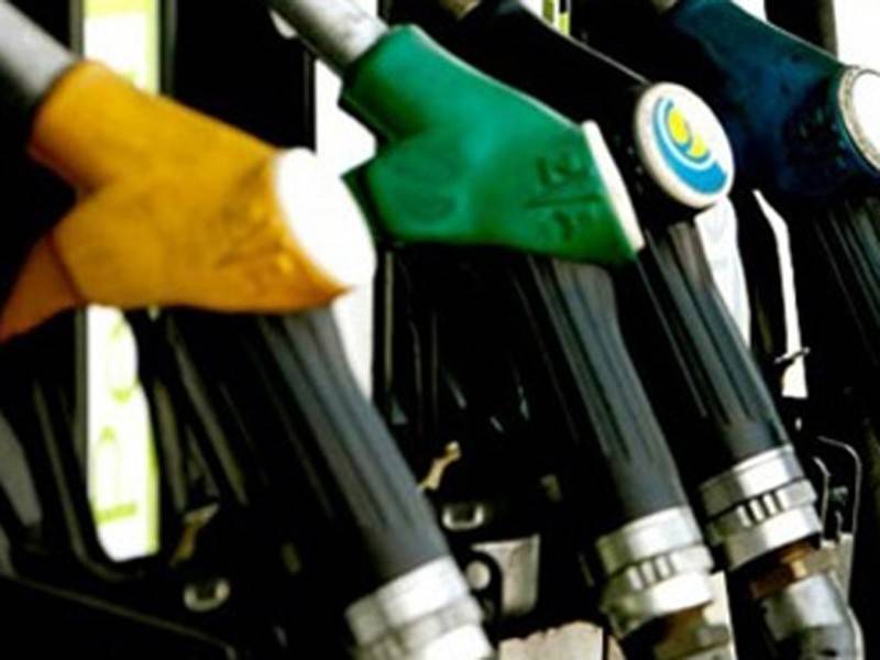 Berkuatkuasa mulai tengah malam ini, harga runcit bagi minyak petrol dan diesel diturunkan.