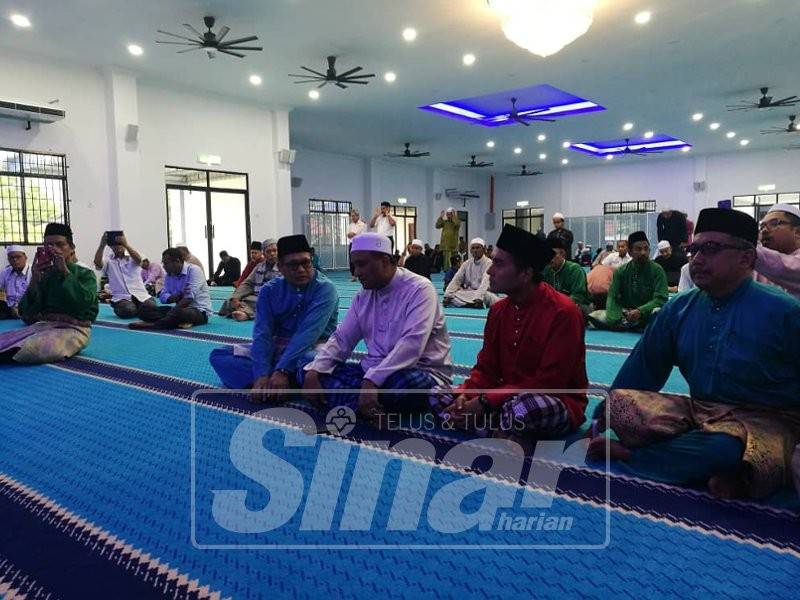 Reezal bersama Khaliq ketika hadir dalam Majlis Pengisytiharan Solat Pertama Masjid Baru Padang Benggali.