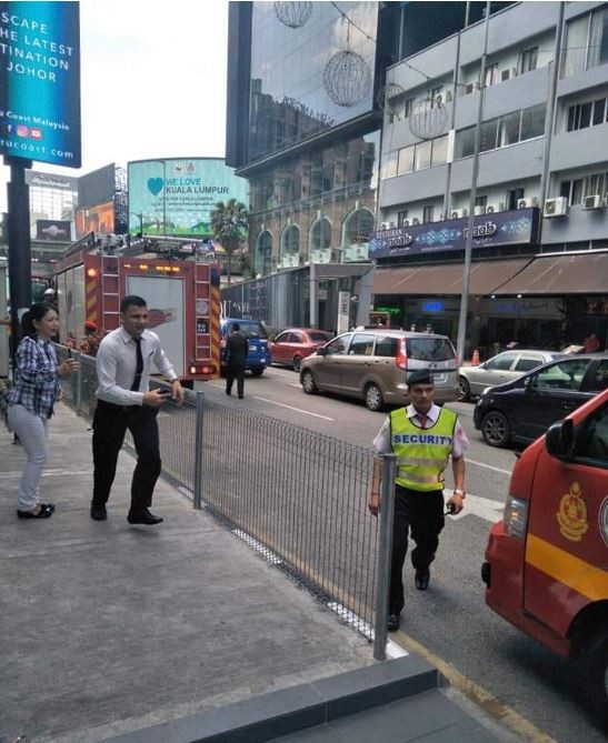 Kejadian berlaku di handapan sebuah hotel di Jalan Bukit Bintang ibu negara tengah hari tadi. Foto: Ihsan Bomba