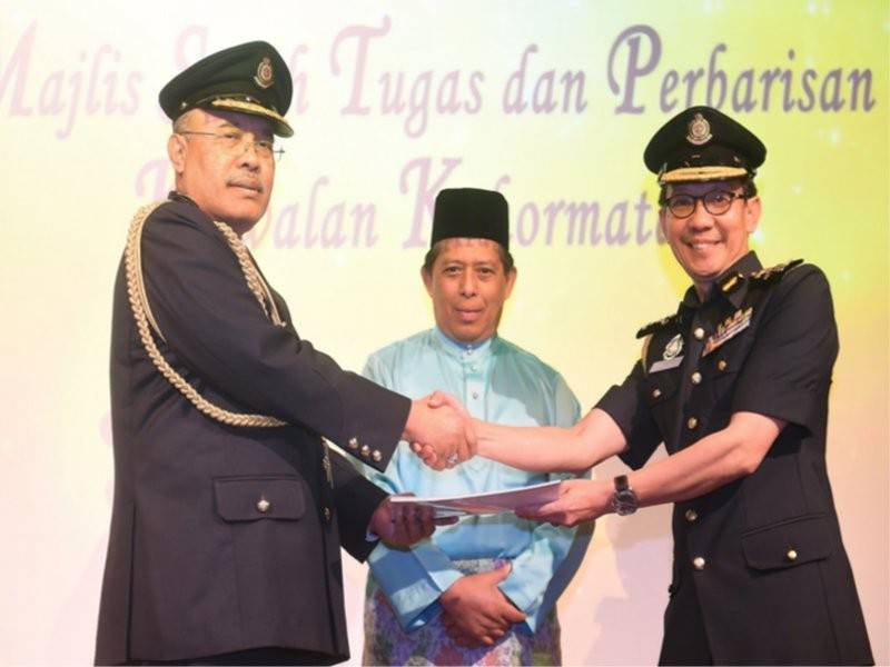 Ketua Setiausaha Kementerian Perdagangan Dalam Negeri dan Hal Ehwal Pengguna (KPDNHEP) Datuk Seri Jamil Salleh (tengah) menyaksikan Majlis Serah Tugas Pengarah Penguatkuasa KPDNHEP oleh Datuk Mohd Roslan Mahyuddin (kiri) kepada Iskandar Halim kanan) hari ini. - Foto Bernama