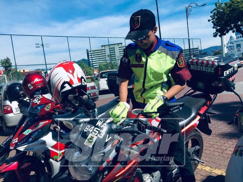 Muhammad Taufiq menggunakan MediBike untuk memberikan rawatan awal kepada mereka memerlukan.