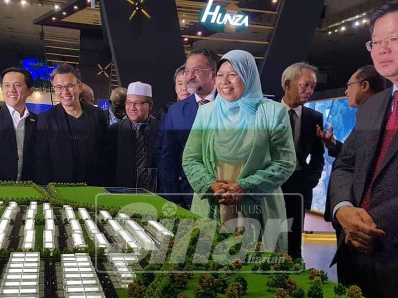 Zuraida meninjau pameran hartanah di Spice Arena, hari ini.