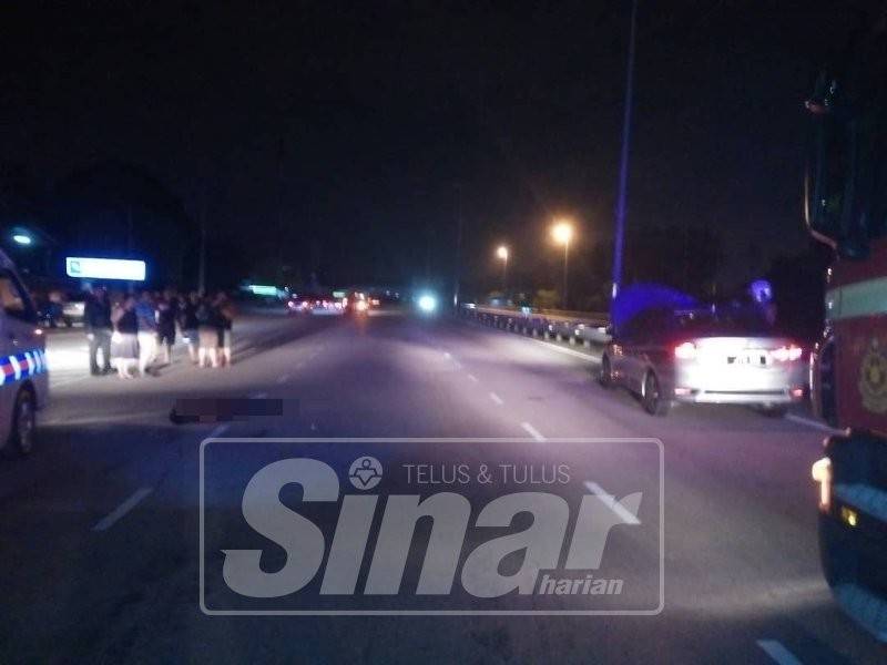 Lelaki tanpa pengenalan diri maut dilanggar sebuah kereta di Kilometer 11.4 Lebuhraya Iskandar Sultan menghala Gelang Patah. Foto: Bomba.