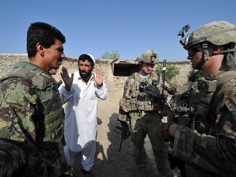 Tentera AS dan penterjemahnya menyoal siasat seorang lelaki Afghanistan di Kabul. 