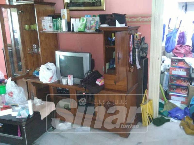 Keadaan ruang tamu rumah mangsa yang digeledah penjenayah