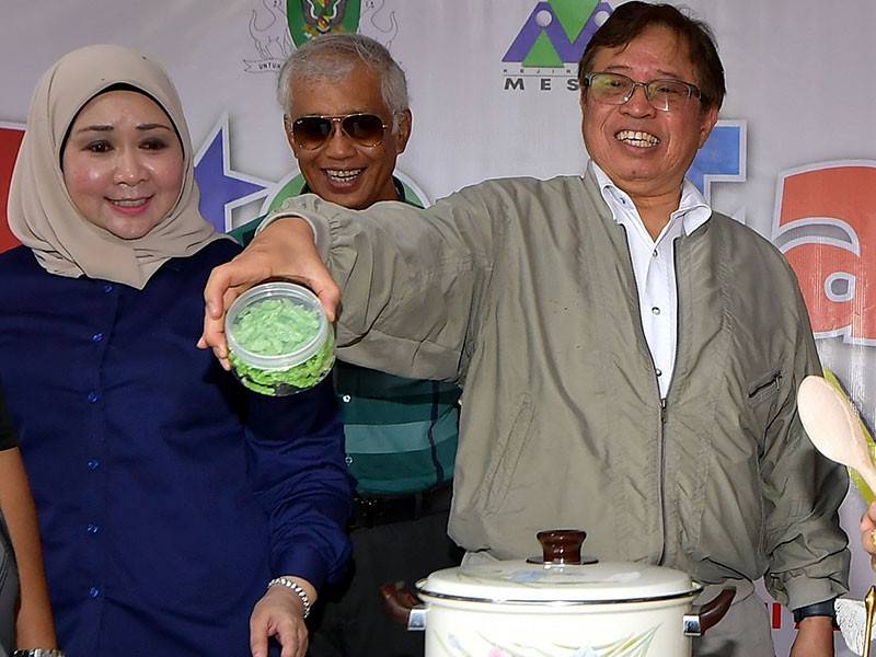 Ketua Menteri Sarawak Datuk Patinggi Abang Johari Tun Openg menunjukkan `Cendol Segera Sungai Bedil' pada pelancarannya sempena perasmian Fiesta Samariang hari ini. - Foto Bernama