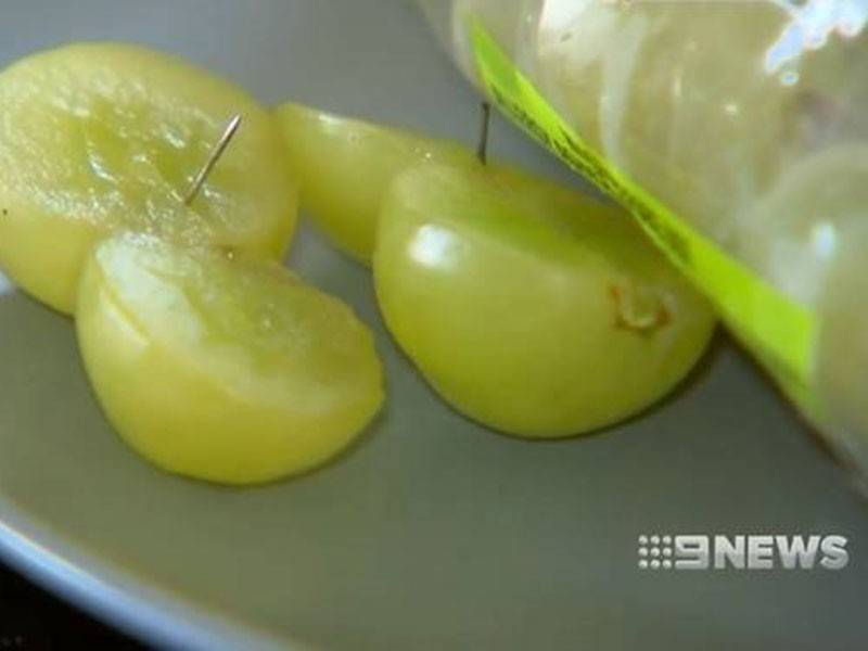 Jarum ditemui dalam anggur yang dibeli dari sebuah pasar raya di Melbourne. - Foto 9News
