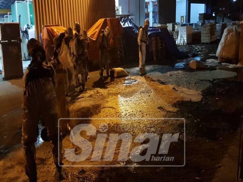 Anggota bomba sedang berusaha membersihkan bahan kimia yang tertumpah di sebuah kilang di Taman Teknologi Cheng di sini dalam kejadian malam tadi.