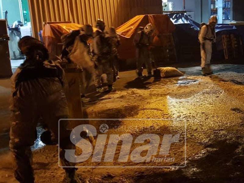 Anggota bomba sedang berusaha membersihkan bahan kimia yang tertumpah di sebuah kilang di Taman Teknologi Cheng di sini dalam kejadian malam tadi.