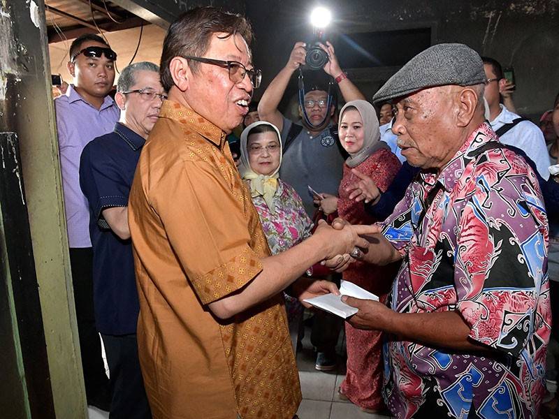 Ketua Menteri Sarawak Datuk Patinggi Abang Johari Tun Openg (tiga, kiri) menyampaikan sumbangan kepada Datuk Yetni Adenan, 85, bekas Penghulu Semerah Padi dan veteran Parti Pesaka Bumiputera Bersatu (PBB), yang rumahnya musnah dalam kebakaran pada 24 Dis lepas. - Foto Bernama