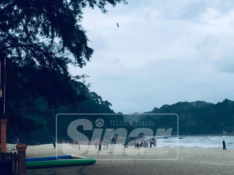 Bendera merah dinaikkan sebagai tanda amaran kepada orang ramai yang berkunjung ke pantai.