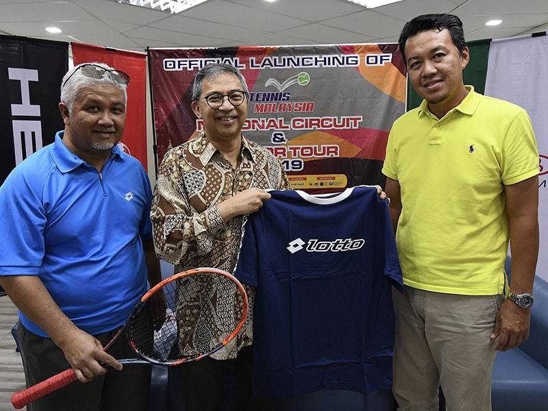 Presiden Persatuan Lawn Tenis Malaysia (TennisMalaysia) Mirzan Mahathir (tengah), Setiausaha Kehormat TennisMalaysia Mohd Rahizam Abdul Rahim (kiri) dan Bendahari TennisMalaysia Kamaruzzaman Kedah (kanan) pada Pelancaran Kejohanan Tenis Sirkit Kebangsaan dan Sirkit Jelajah Remaja 2019 di Pusat Tenis Tun Razak hari ini. - Foto Bernama