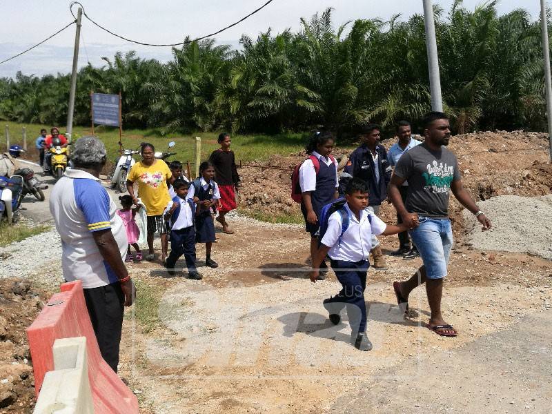 Ibu bapa terpaksa berdepan risiko bahaya setiap kali melintas jalan utama untuk menghantar dan mengambil anak mereka ke sekolah.