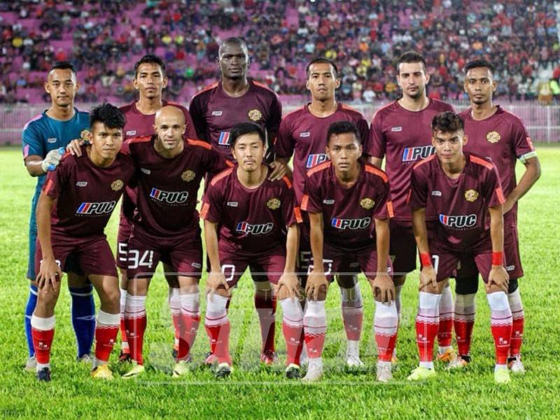 Kesebelasan utama Kelantan pada aksi persahabatan menentang Terengganu FC I di Stadium Sultan Muhammad IV, Kota Bharu. Foto : Hazmin Hussin