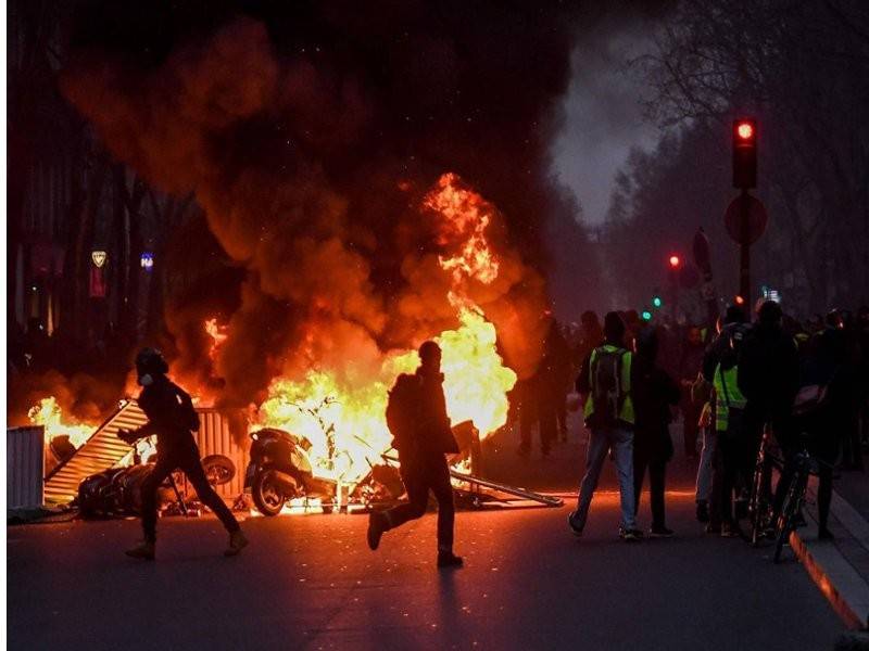 Aktivis &#039;ves kuning&#039; membakar beberapa buah motosikal di Paris, semalam.