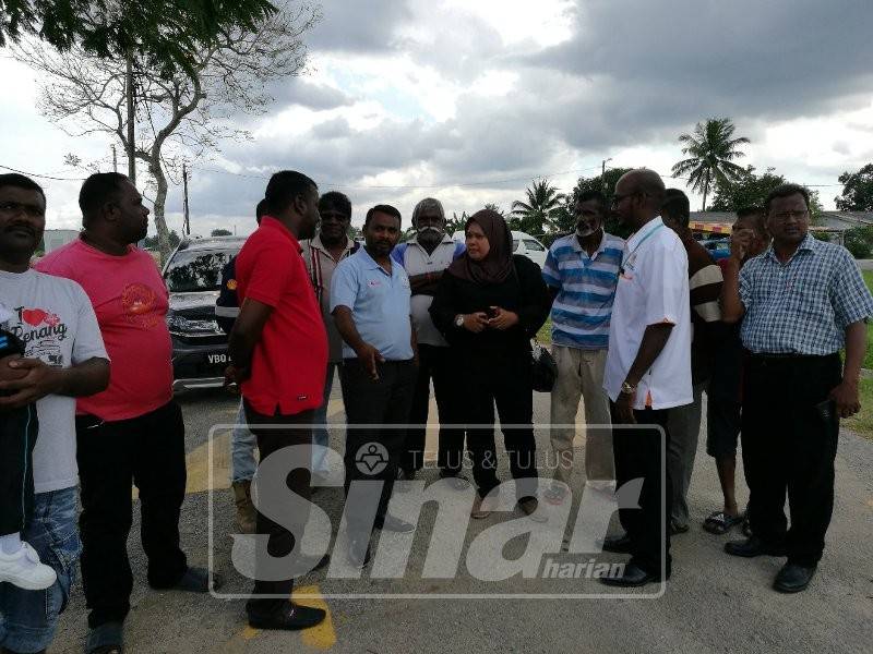 Steven (dua, kanan) Ahli Majlis Daerah Kuala Selangor, D Thalapathi mendengar aduan yang dibangkitkan penduduk mengenai isu jejantas di Taman Rajawali.