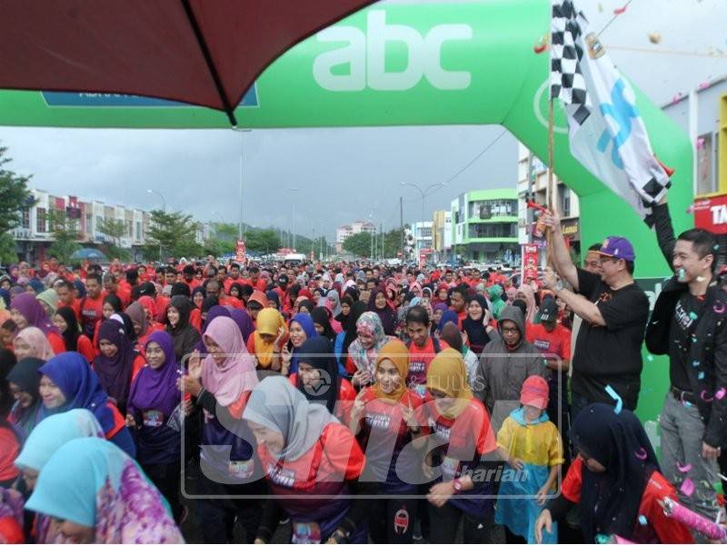 Saifuddin mengangkat bendera sebagai simbolik perasmian peserta Ultron Kuantan New Year Ride & Run 2019 di sini, hari ini.