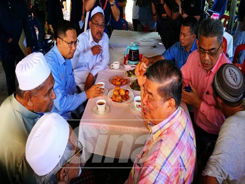 Mohamad (dua, kanan) bersama Mohd Kassim (kiri) ketika menziarahi keluarga itu.