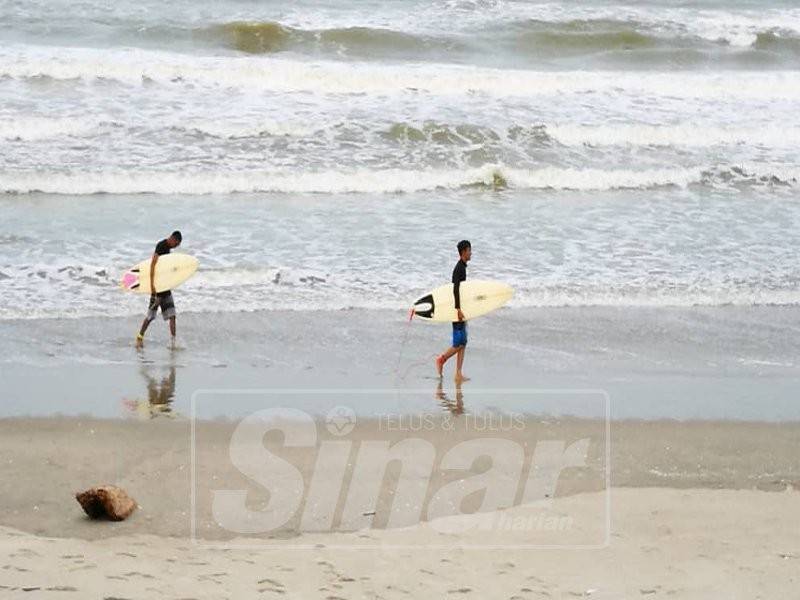 Kehadiran dua peluncur ombak di Pantai Pulau Kekabu mencuri tumpuan pengunjung.
