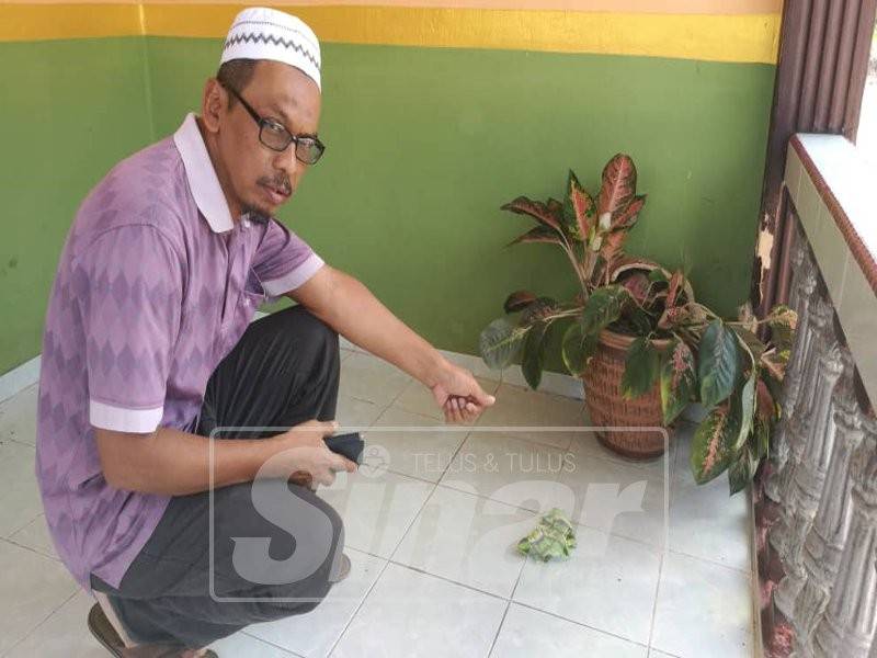 Yahya menunjukkan tempat bayi berbalut kain ditemui di rumah penduduk Kampung Parit Kerimon
