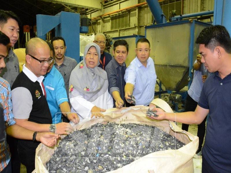 Pemeriksaan dilakukan ke atas premis yang memproses barangan kitar semula plastik import di Sungai Petani semalam.