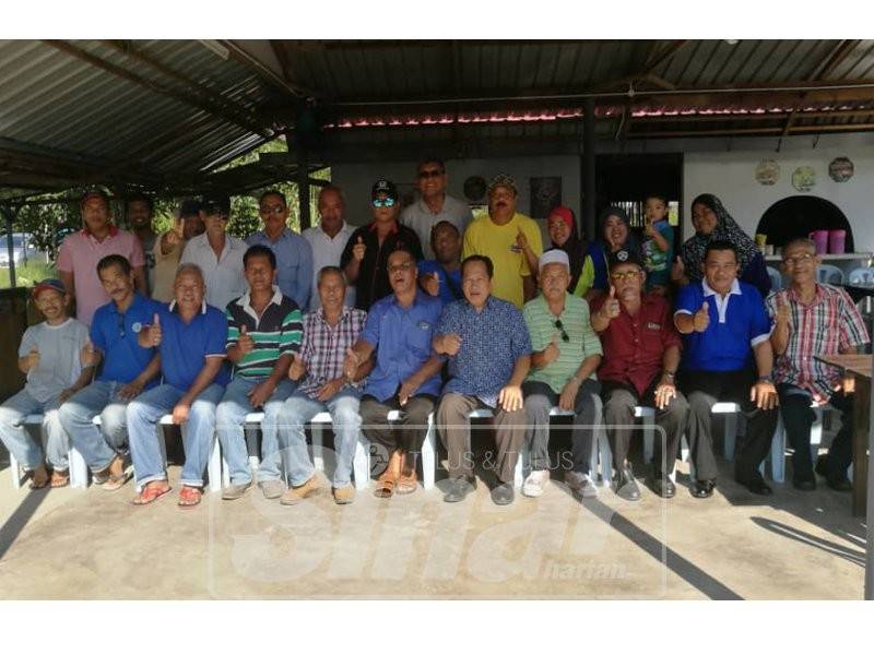 Ahmad (tengah, duduk) bersama penduduk di Kampung Parit Haji Ahmad Sanglang Benut