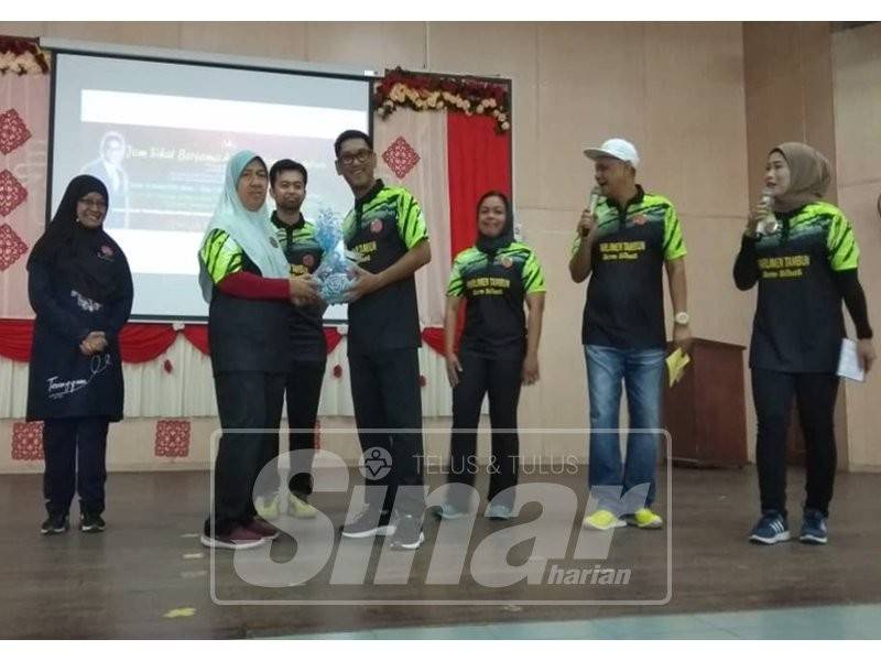 Ahmad Faizal menerima cenderahati daripada pihak penganjur sempena program tersebut.