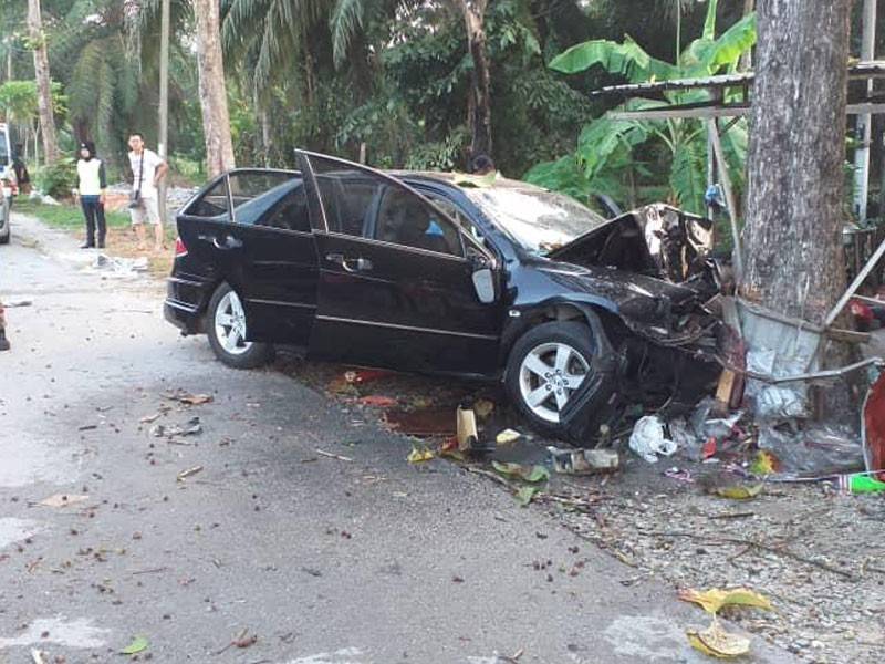 Keadaan kereta dipandu dan dinaiki mangsa melanggar sebatang pokok. - Foto Ihsan BOMBA