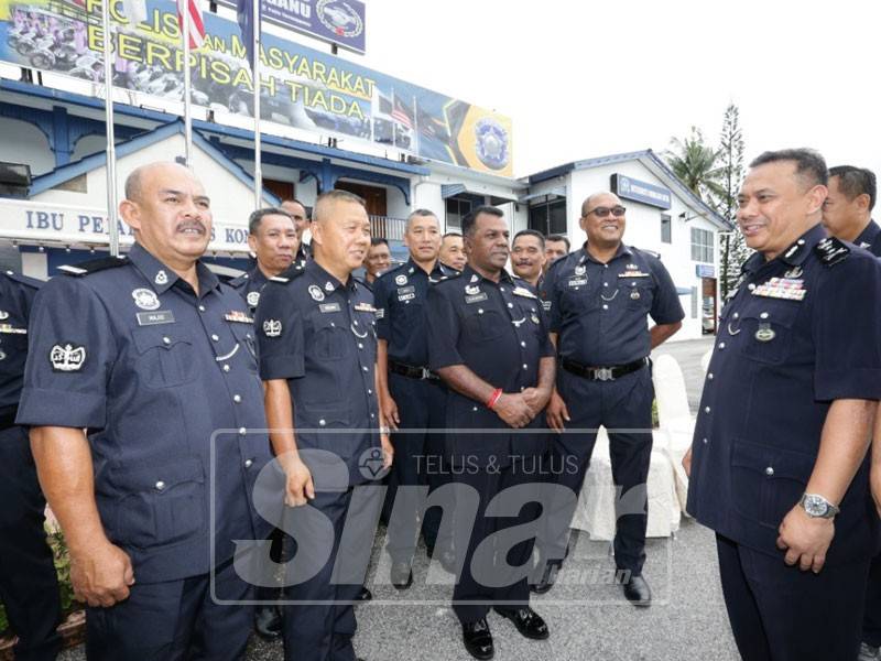 Aidi (kanan) beramah mesra bersama sebahagian daripada penerima Pemakaian Pangkat selepas Majlis Pemakaian Pangkat Pegawai Rendah Polis Cawangan Specialist Kontinjen Terengganu, di sini hari ini.