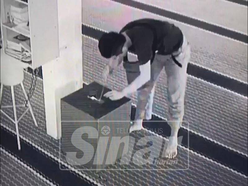 Gerak-geri suspek mengait duit tabung masjid yang dirakam CCTV.