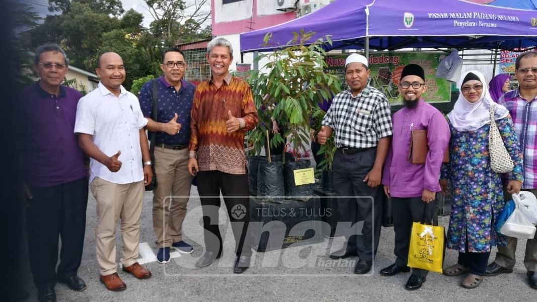 Mohd Aini(tiga kiri) mengiringi Aminuddin(empat kiri) melawat tapak niaga Pasar Malam Padang Selama, di Selama yang mula beroperasi petang ini.
