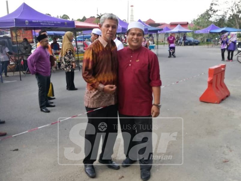  Perbezaan fahaman politik tidak menghalang Mohd Akmal(dua kanan) dan Timbalan Speaker Dun Perak dari PKR, Amiruddin Zulkipli(tiga kanan) untuk beramah mesra pada majlis pelancaran Pasar Malam Padang Selama hari ini.